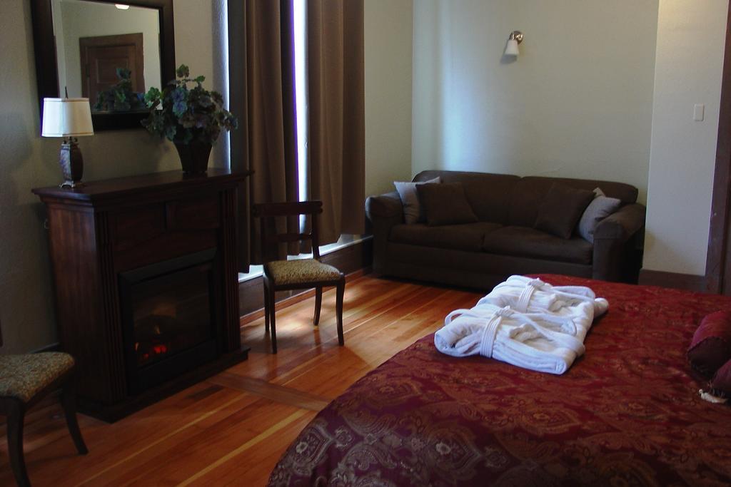 Centralia Square Grand Ballroom And Vintage Hotel Room photo